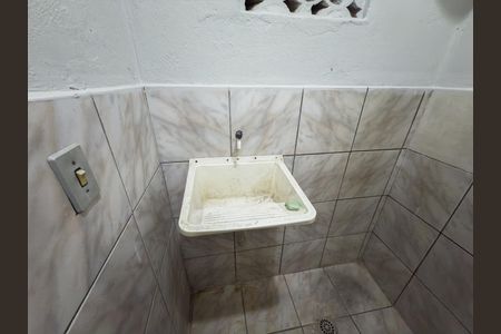 Banheiro de kitnet/studio para alugar com 1 quarto, 35m² em Penha Circular, Rio de Janeiro