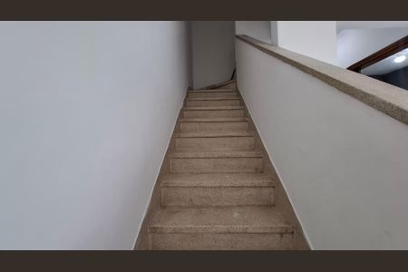 Casa para alugar com 80m², 2 quartos e sem vagaEscada