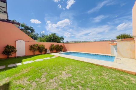 Casa de condomínio para alugar com 240m², 4 quartos e 2 vagas Casa de condomínio para alugar com 240m², 4 quartos e 2 vagasQuintal / Piscina
