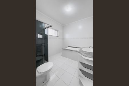 Casa de condomínio para alugar com 240m², 4 quartos e 2 vagas Casa de condomínio para alugar com 240m², 4 quartos e 2 vagasBanheiro da Suíte 1