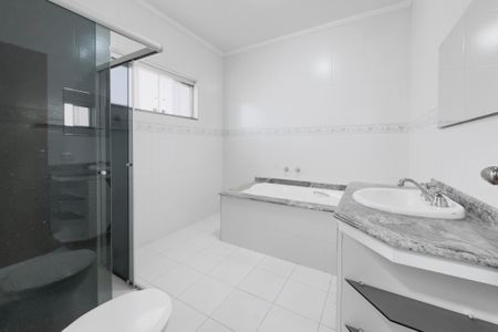 Casa de condomínio para alugar com 240m², 4 quartos e 2 vagas Casa de condomínio para alugar com 240m², 4 quartos e 2 vagasBanheiro da Suíte 1