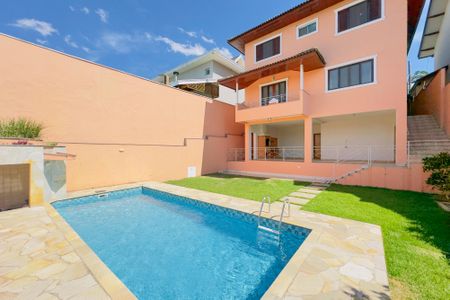 Casa de condomínio para alugar com 240m², 4 quartos e 2 vagas Casa de condomínio para alugar com 240m², 4 quartos e 2 vagasQuintal / Piscina