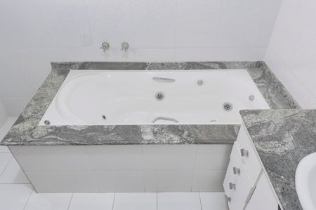 Casa de condomínio para alugar com 240m², 4 quartos e 2 vagas Casa de condomínio para alugar com 240m², 4 quartos e 2 vagasBanheiro da Suíte 1