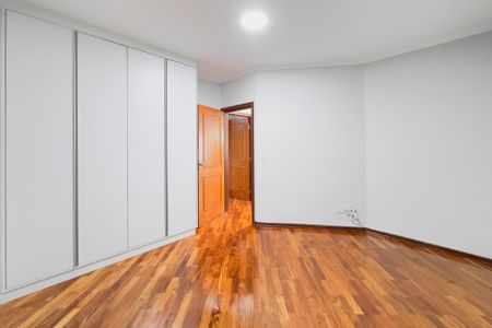Casa de condomínio para alugar com 240m², 4 quartos e 2 vagas Casa de condomínio para alugar com 240m², 4 quartos e 2 vagasQuarto 1