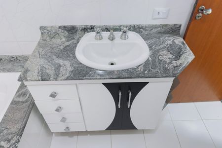 Casa de condomínio para alugar com 240m², 4 quartos e 2 vagas Casa de condomínio para alugar com 240m², 4 quartos e 2 vagasBanheiro da Suíte 1