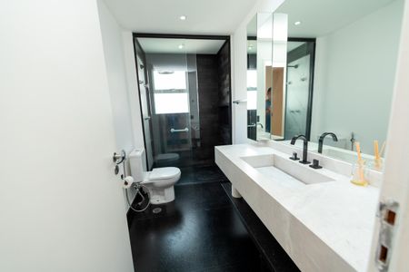 Apartamento para alugar com 156m², 2 quartos e 2 vagasBanheiro da Suite 1