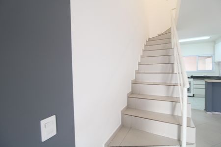 Casa de condomínio à venda com 81m², 2 quartos e 2 vagasEscada