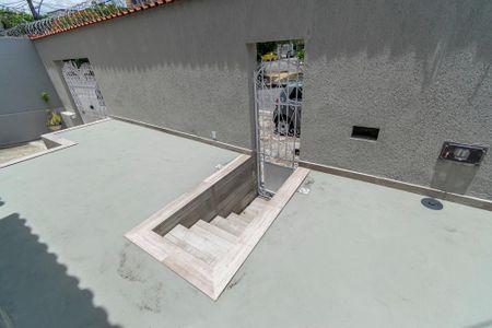 Casa para alugar com 124m², 3 quartos e 10 vagasVaranda da frente - Escada de acesso