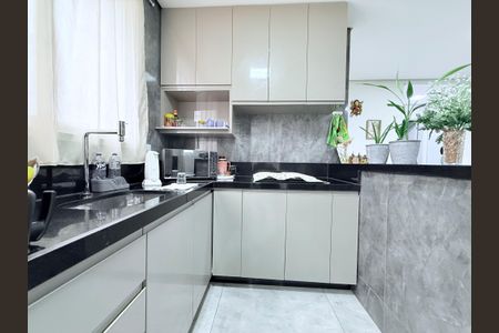Apartamento à venda com 2 quartos, 60m² em Sagrada Família, Belo Horizonte