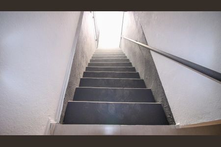 Casa para alugar com 80m², 2 quartos e sem vagaEscada