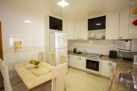 Casa à venda com 300m², 2 quartos e 3 vagasCOZINHA