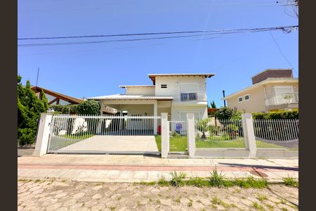 Casa para alugar com 200m², 4 quartos e 4 vagasFachada