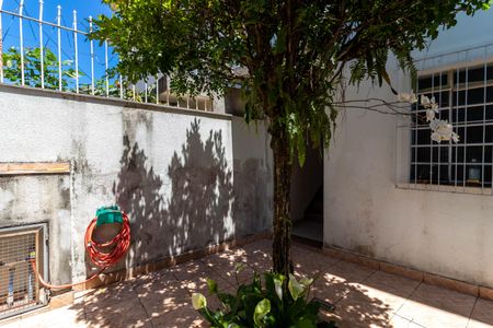 Casa à venda com 240m², 3 quartos e 6 vagasQuintal Frontal / Entrada