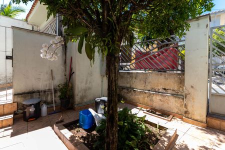 Casa à venda com 240m², 3 quartos e 6 vagasQuintal Frontal / Entrada