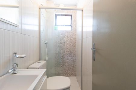 Banheiro de apartamento para alugar com 3 quartos, 43m² em Cidade Industrial, Curitiba