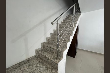 Casa para alugar com 200m², 2 quartos e 1 vagaEscada