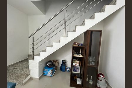 Casa para alugar com 200m², 2 quartos e 1 vagaEscada