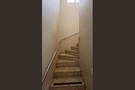 Casa à venda com 220m², 4 quartos e 3 vagasEscada