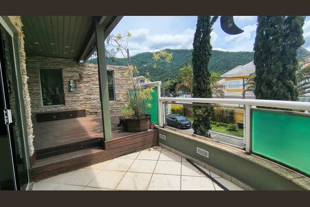 Casa de condomínio para alugar com 300m², 3 quartos e 3 vagas Casa de condomínio para alugar com 300m², 3 quartos e 3 vagasVaranda da Suíte 1
