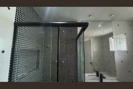 Casa de condomínio para alugar com 300m², 3 quartos e 3 vagas Casa de condomínio para alugar com 300m², 3 quartos e 3 vagasBanheiro da Suíte 1