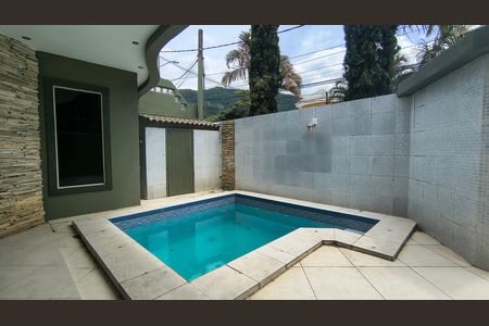 Casa de Condomínio para alugar com 3 quartos, 300m² em Vargem Pequena, Rio de Janeiro