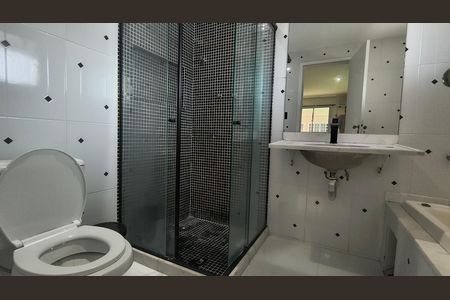 Casa de condomínio para alugar com 300m², 3 quartos e 3 vagas Casa de condomínio para alugar com 300m², 3 quartos e 3 vagasBanheiro da Suíte 1