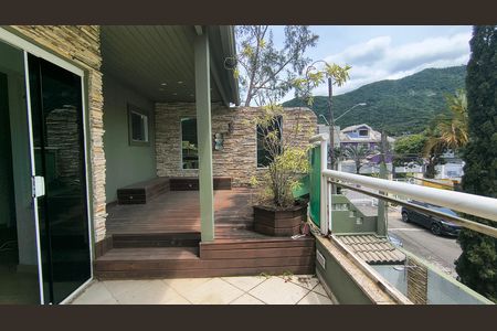 Casa de condomínio para alugar com 300m², 3 quartos e 3 vagas Casa de condomínio para alugar com 300m², 3 quartos e 3 vagasVaranda da Suíte 1