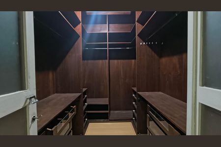 Casa de condomínio para alugar com 300m², 3 quartos e 3 vagas Casa de condomínio para alugar com 300m², 3 quartos e 3 vagasCloset da Suíte 1