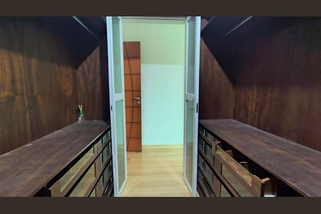 Casa de condomínio para alugar com 300m², 3 quartos e 3 vagas Casa de condomínio para alugar com 300m², 3 quartos e 3 vagasCloset da Suíte 1
