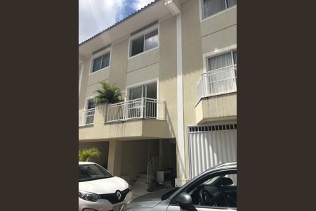 Casa de condomínio à venda com 135m², 2 quartos e 2 vagas Casa de condomínio à venda com 135m², 2 quartos e 2 vagasFachada
