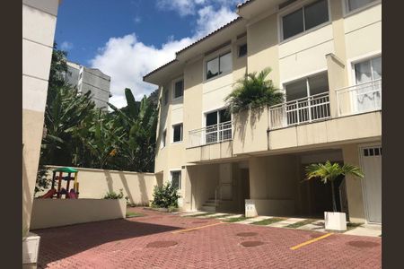 Casa de condomínio à venda com 135m², 2 quartos e 2 vagas Casa de condomínio à venda com 135m², 2 quartos e 2 vagasFachada