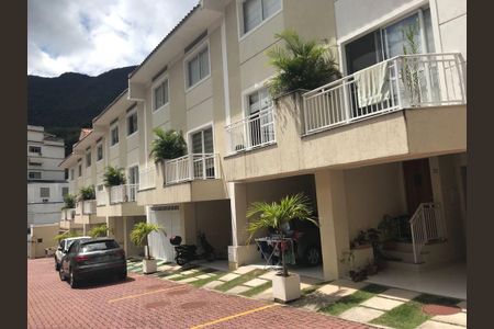 Casa de condomínio à venda com 135m², 2 quartos e 2 vagas Casa de condomínio à venda com 135m², 2 quartos e 2 vagasFachada