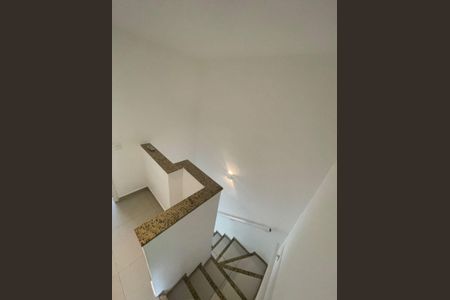 Casa de condomínio à venda com 135m², 2 quartos e 2 vagas Casa de condomínio à venda com 135m², 2 quartos e 2 vagasEscada