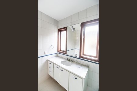 Casa de condomínio para alugar com 460m², 3 quartos e 4 vagas Casa de condomínio para alugar com 460m², 3 quartos e 4 vagasBanheiro da Suíte