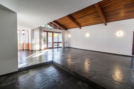 Casa de condomínio para alugar com 460m², 3 quartos e 4 vagas Casa de condomínio para alugar com 460m², 3 quartos e 4 vagasSala