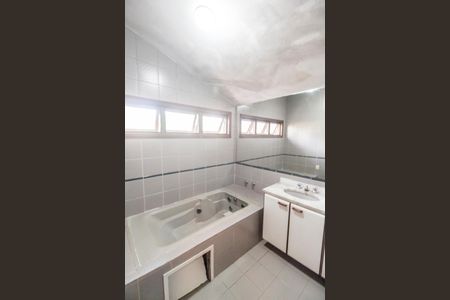 Casa de condomínio para alugar com 460m², 3 quartos e 4 vagas Casa de condomínio para alugar com 460m², 3 quartos e 4 vagasBanheiro da Suíte