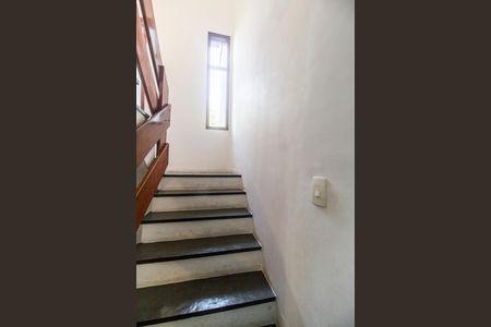 Casa de condomínio para alugar com 460m², 3 quartos e 4 vagas Casa de condomínio para alugar com 460m², 3 quartos e 4 vagasEscada