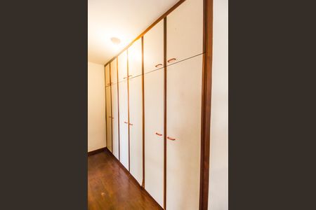 Casa de condomínio para alugar com 460m², 3 quartos e 4 vagas Casa de condomínio para alugar com 460m², 3 quartos e 4 vagasCloset da suíte