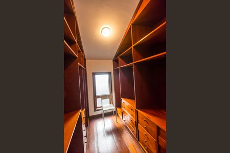 Casa de condomínio para alugar com 460m², 3 quartos e 4 vagas Casa de condomínio para alugar com 460m², 3 quartos e 4 vagasCloset da suíte