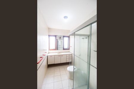 Casa de condomínio para alugar com 460m², 3 quartos e 4 vagas Casa de condomínio para alugar com 460m², 3 quartos e 4 vagasBanheiro da Suíte