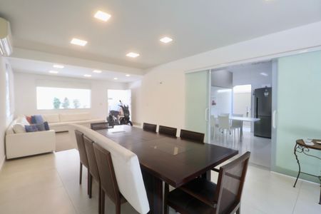 Casa para alugar com 314m², 4 quartos e 2 vagasSala