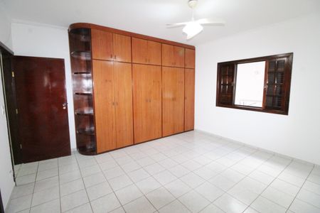 Casa de condomínio para alugar com 250m², 4 quartos e 4 vagasSuíte
