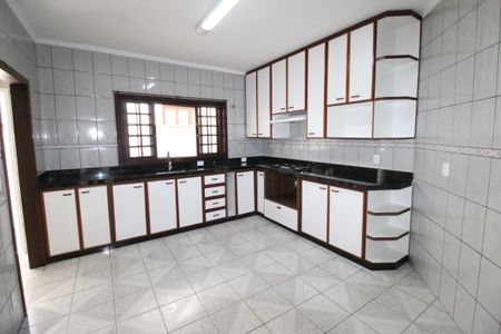 Casa de condomínio para alugar com 250m², 4 quartos e 4 vagasCozinha