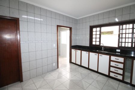 Casa de condomínio para alugar com 250m², 4 quartos e 4 vagasCozinha