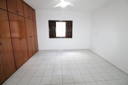 Casa de condomínio para alugar com 250m², 4 quartos e 4 vagasSuíte