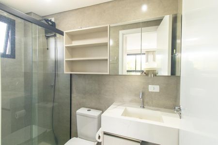 Banheiro Social de kitnet/studio para alugar com 1 quarto, 27m² em Guabirotuba, Curitiba