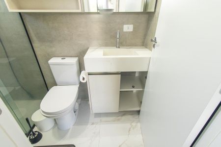 Banheiro Social de kitnet/studio para alugar com 1 quarto, 27m² em Guabirotuba, Curitiba