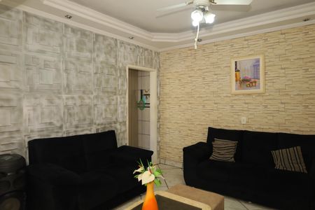 Sala de casa à venda com 4 quartos, 150m² em Vila Carmosina, São Paulo