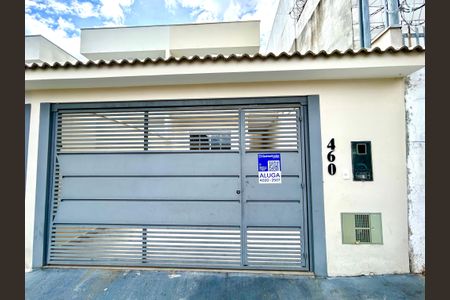 Casa à venda com 120m², 3 quartos e 2 vagasPlaca instalada na fachada do imóvel 