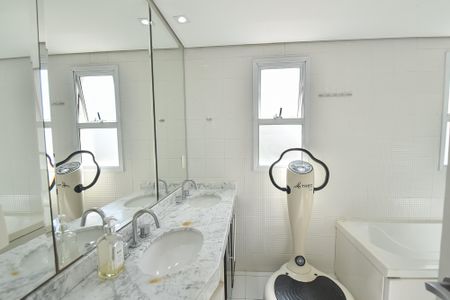 Apartamento à venda com 134m², 3 quartos e 3 vagas Apartamento à venda com 134m², 3 quartos e 3 vagasBanheiro da suíte
